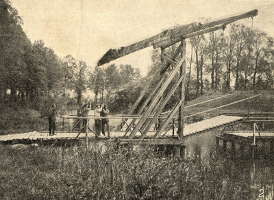 350675 Afbeelding van een oefening door de Genietroepen, waarbij een nood(ophaal)brug wordt aangelegd bij het ...
